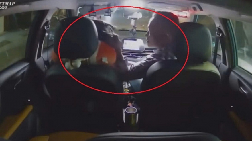 Tài xế taxi bị hành khách hành hung, liên tục đấm vào đầu và mặt