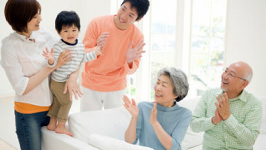 Bầu không khí gia đình thêm áp lực vì bố mẹ can thiệp sâu vào cuộc sống của con