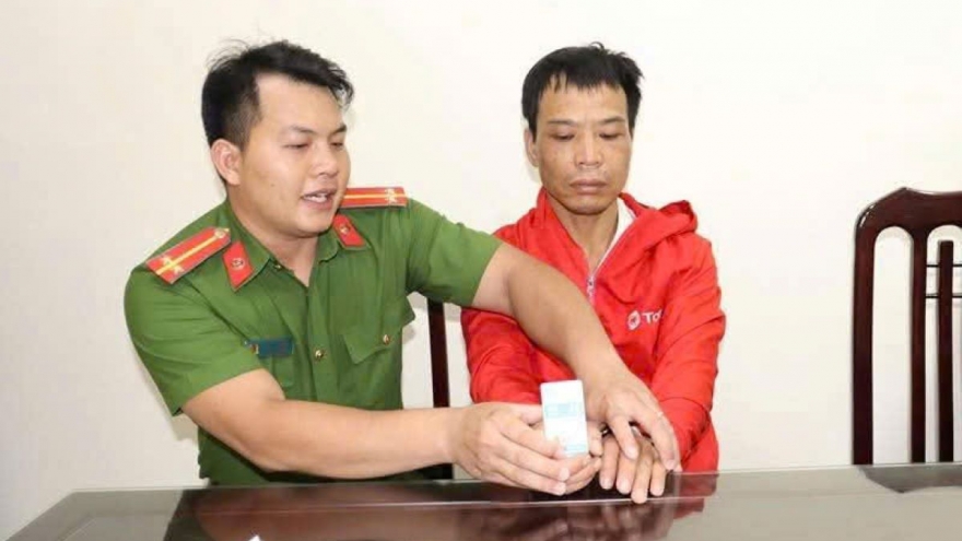 Bắt kẻ cưỡng đoạt sợi dây chuyền của bé gái trên đường đi học về