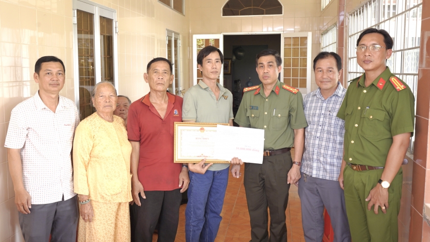 Cà Mau: Tổ phó ANTT bị đâm khi làm nhiệm vụ được tặng bằng khen