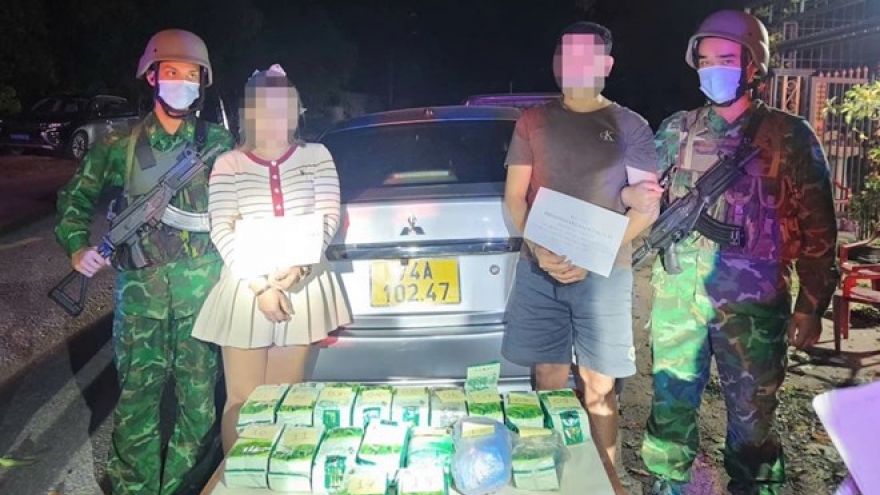 Bắt đôi nam nữ người Lào vận chuyển 17kg ma túy đá qua biên giới