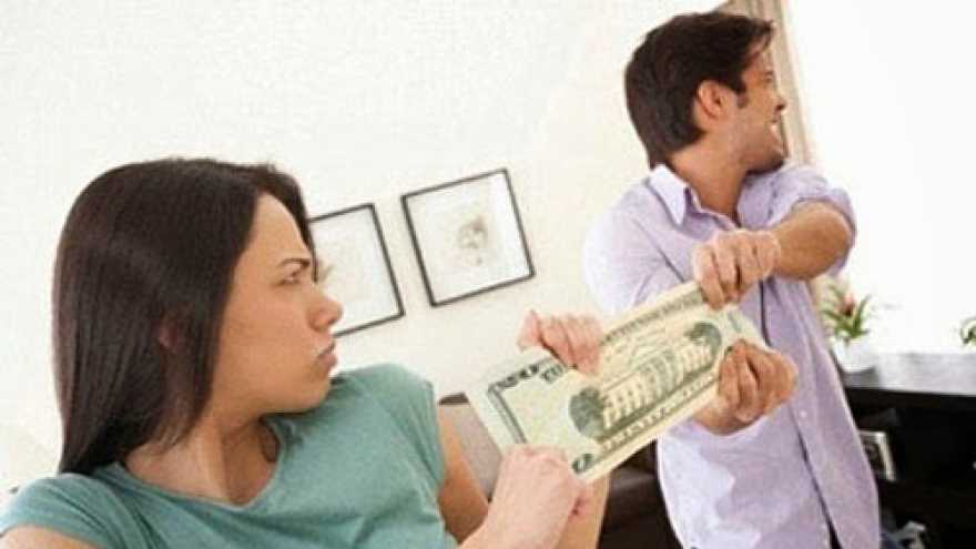 Cứ mỗi lần giận dỗi vợ, chồng lại đem tiền bỏ đi vài ngày mới thèm về