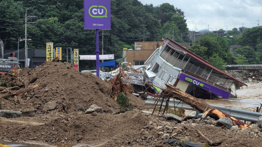 Mưa lớn kéo dài gây lũ lụt nhấn chìm nhiều vùng tại Hàn Quốc