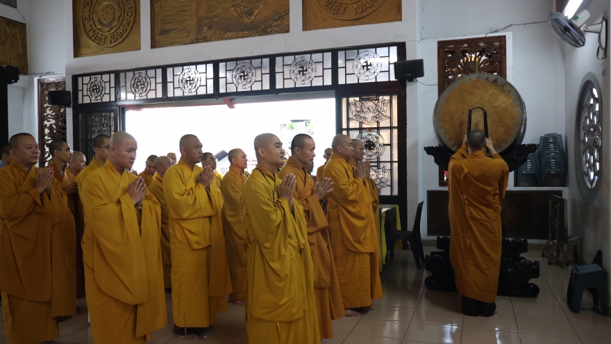 Chuông chùa ngân vang trong ngày chính quyền hai cấp chính thức đi vào hoạt động