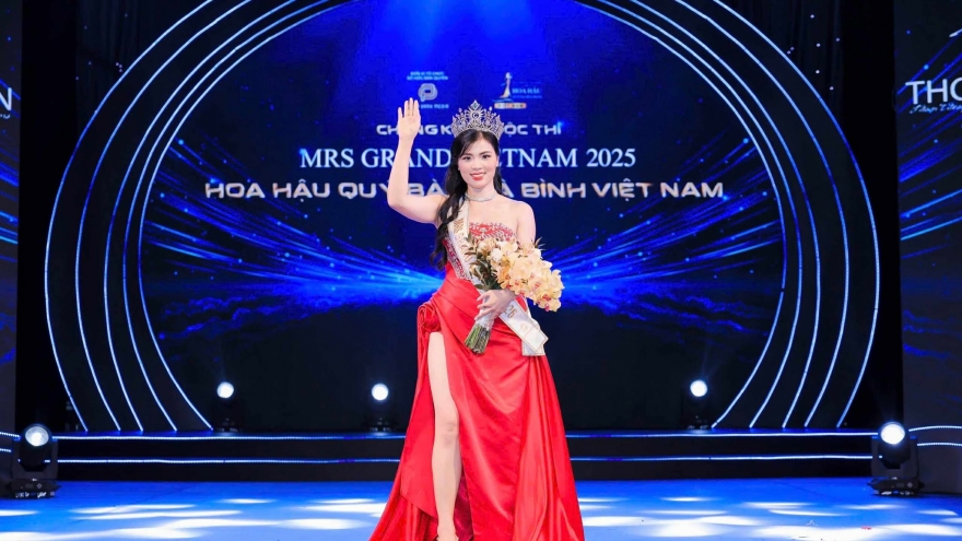 Nữ cán bộ ngành khoa học Nguyễn Thị Thưa đăng quang Mrs Grand Vietnam 2025