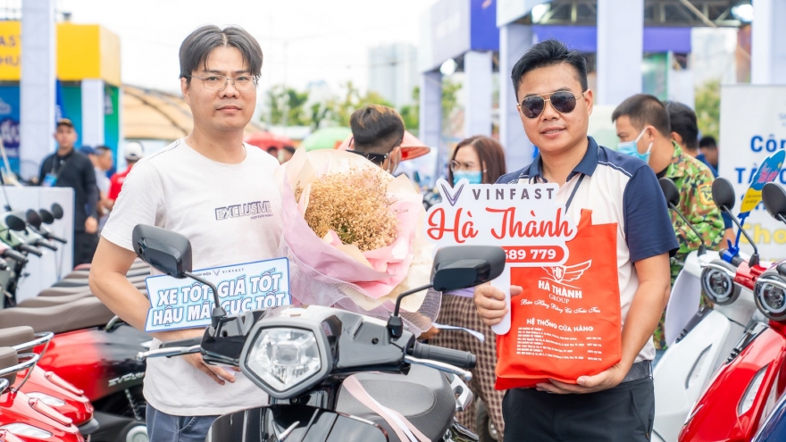 Bạn trẻ TP.HCM đổi xe xăng sang xe máy điện VinFast vì thiết kế đẹp, cảm giác tốt