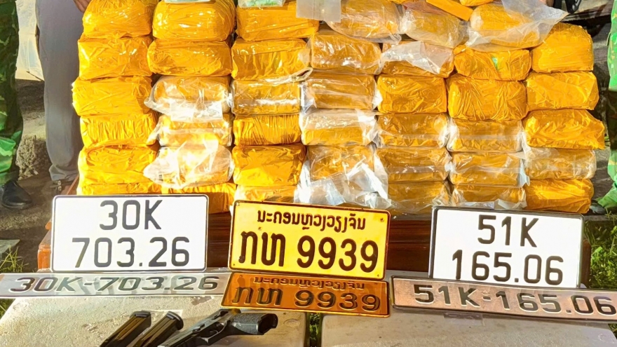 Trùm ma túy mang súng, giấu 45kg "hàng trắng" trong hầm xe qua cửa khẩu Cầu Treo