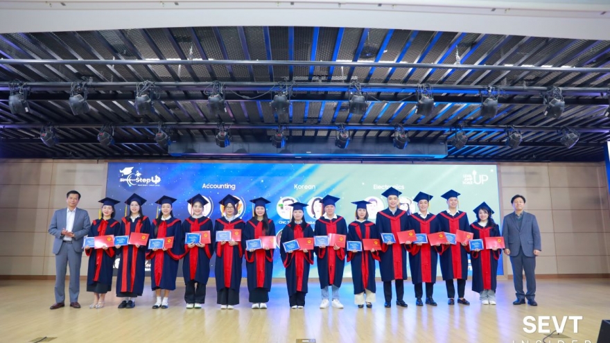 Lớp học giữa nhà máy Samsung: Cơ hội thay đổi cho người lao động