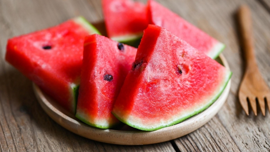 Là loại quả mùa hè vạn người mê, dưa hấu lại “đại kỵ” có thể với những người này