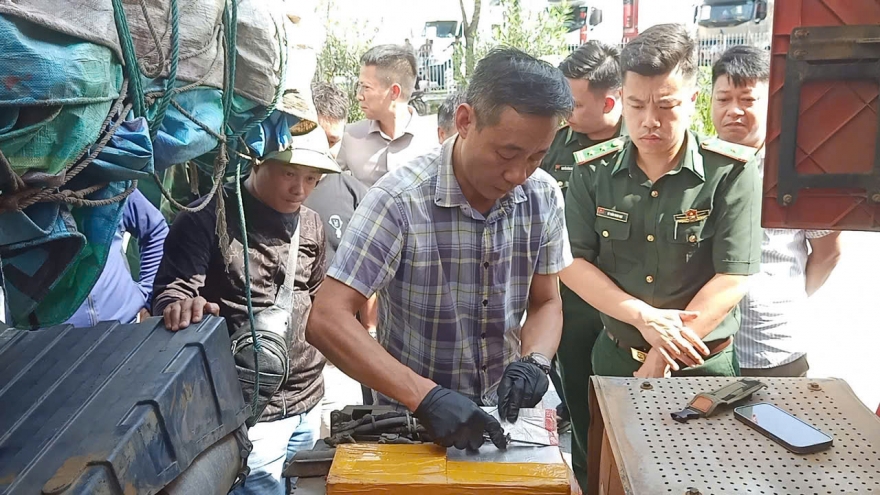 Lào Cai triệt phá đường dây vận chuyển hơn 2 tạ bạc qua biên giới