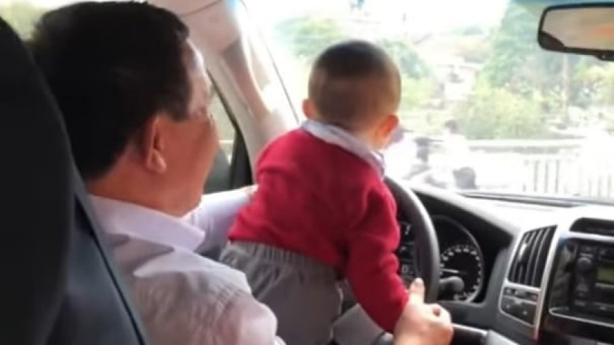 Bế con khi lái xe ô tô và xe máy, bị phạt thế nào?