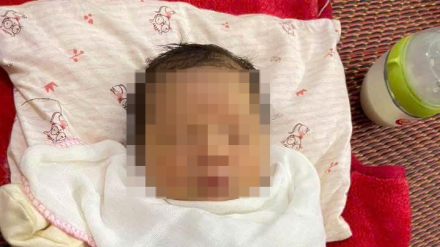 Bé gái sơ sinh 2,7 kg bị bỏ rơi ven đường quốc lộ 70