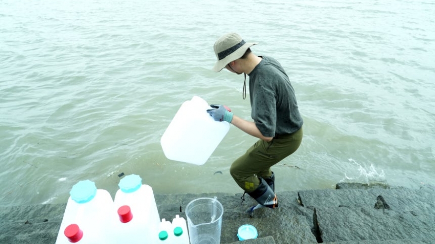 Hàn Quốc lấy mẫu nước ở sông Ryesong để điều tra ô nhiễm phóng xạ