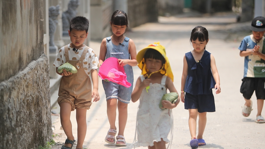Bố ơi mình đi đâu thế: Con của Trung Ruồi, Neko Lê khó chịu vì thiếu điều hòa