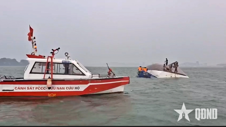 Vụ lật tàu trên Vịnh Hạ Long: Bộ đội Biên phòng cứu sống được 10 hành khách