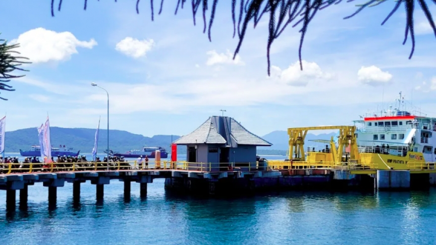 Chìm phà chở 65 người tại Indonesia, 43 người vẫn mất tích