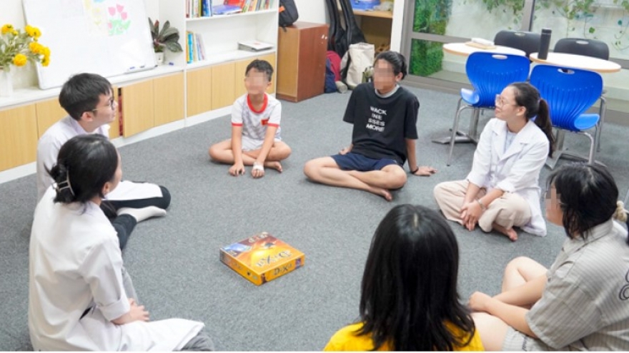 Sức khoẻ của cháu bé 10 tuổi trong vụ lật tàu Vịnh Xanh 58 như thế nào?