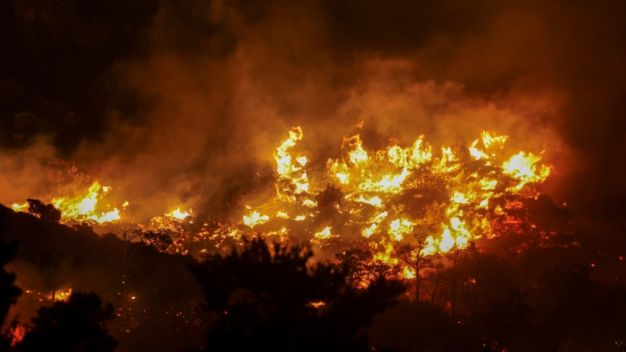 Cháy rừng tàn phá các đảo của Hy Lạp