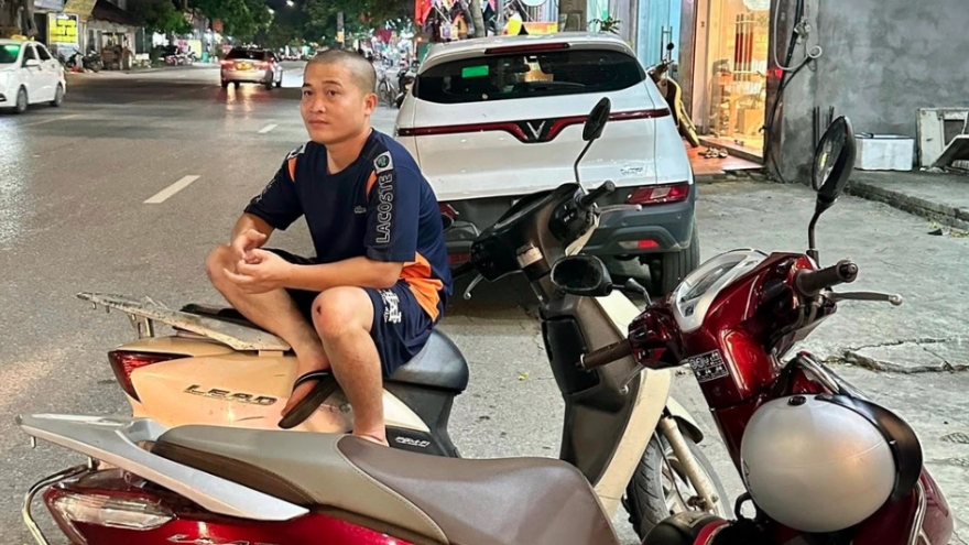 Clip phút quật ngã tên trộm xe máy giữa mưa của chủ quán ăn ở Bắc Ninh