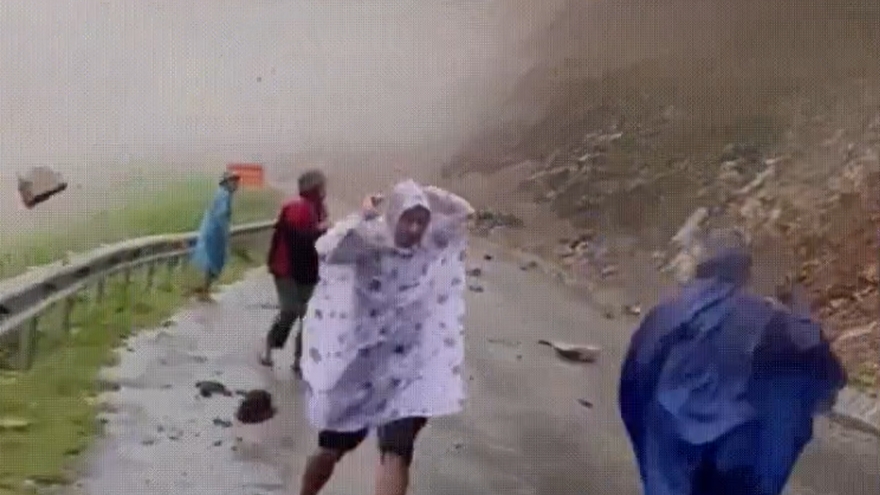 Tổ công an xã ở Nghệ An suýt gặp nạn khi đi kiểm tra tình hình sạt lở