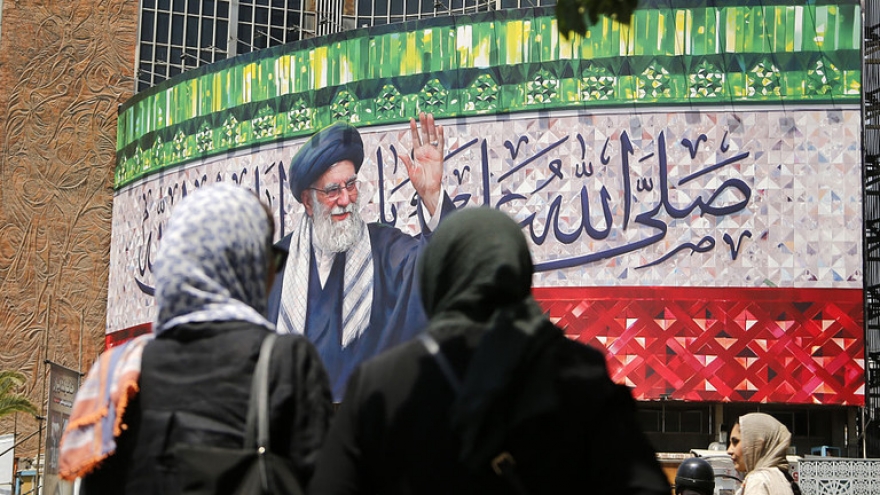 Iran nói "ngón tay vẫn đặt trên cò súng" khi Israel vẫn chưa bị trừng phạt