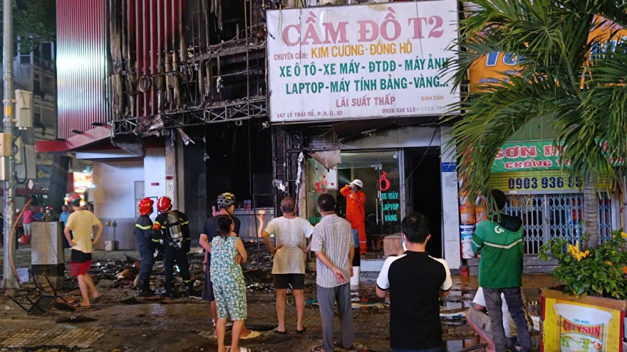 Cháy biển quảng cáo ngoài trời lan sang nhà dân và cửa hàng thức ăn nhanh