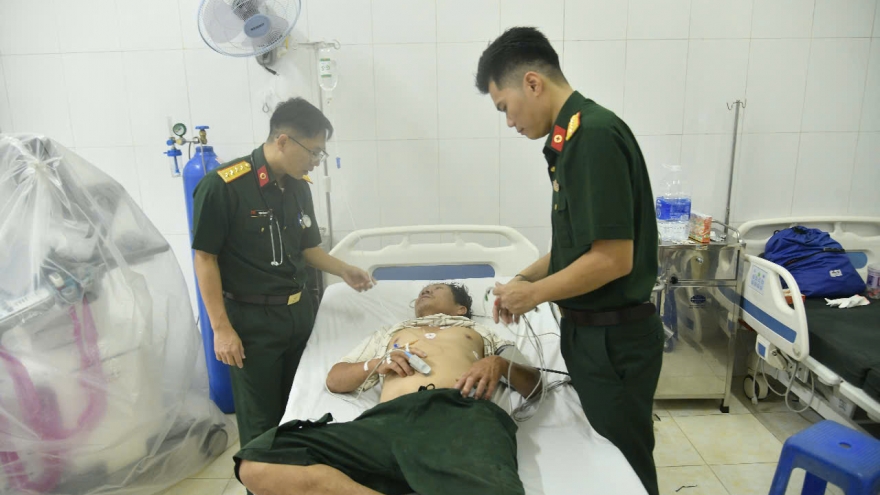 Cấp cứu ngư dân bị đột quỵ khi đang đánh cá trên biển