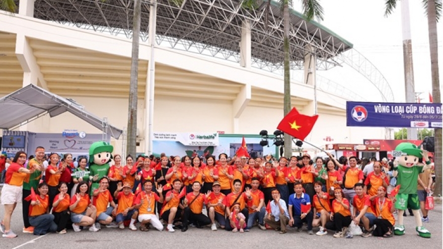 Cổ động viên Herbalife truyền cảm hứng cho những cô gái vàng của Bóng đá Việt Nam