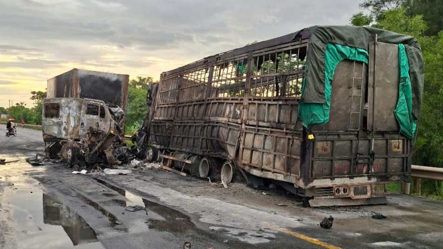 2 xe đối đầu rồi bốc cháy trên Quốc lộ 1A, 1 người chết