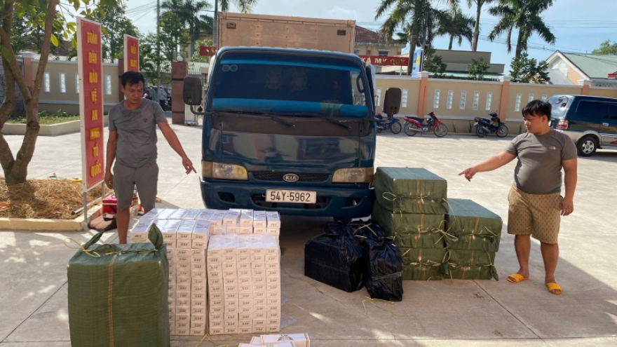 Lắp vách ngăn trong thùng xe tải để vận chuyển gần 10.0000 gói thuốc lá lậu