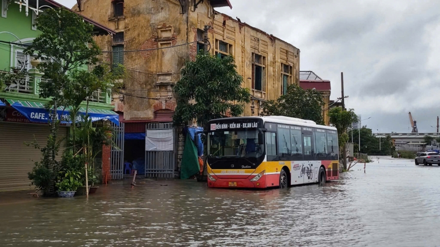 Nhiều tuyến đường, khu vực tại Hải Phòng bị ngập cục bộ do triều cường
