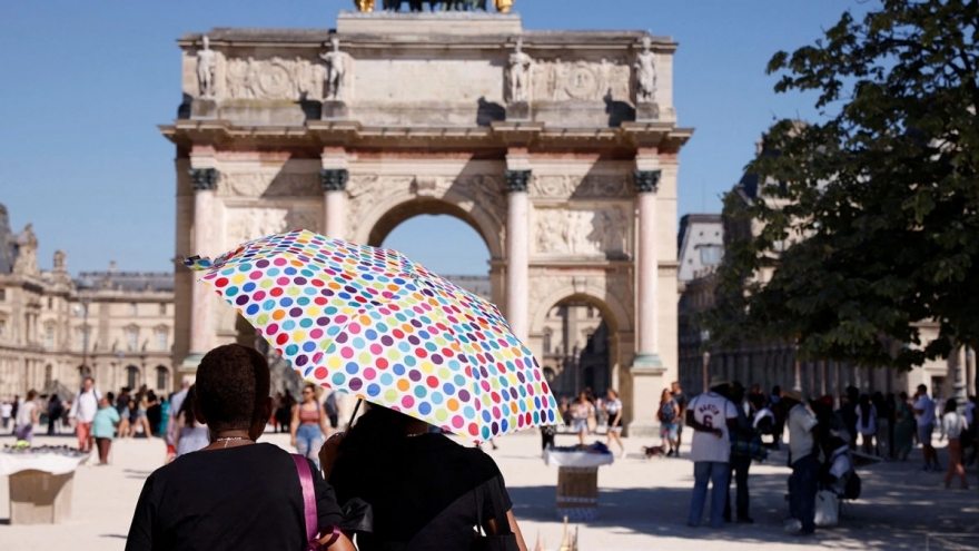 Người dân Paris đổ xô đi mua quạt điện, đối phó nắng nóng