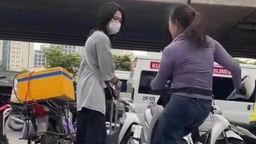 Người bán trà đá đuổi cô gái đứng trên vỉa hè Hà Nội bị phạt 2,5 triệu