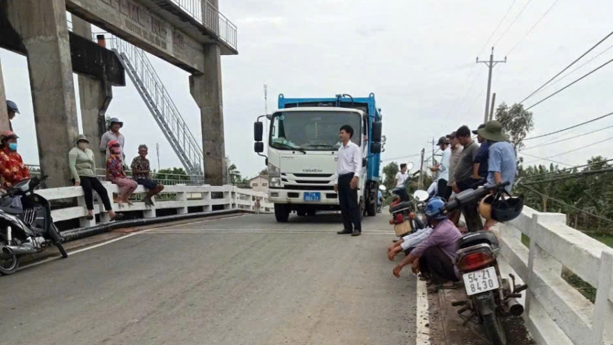 Người dân Vĩnh Long tiếp tục chặn xe chở rác vào bãi rác An Hiệp do ô nhiễm môi trường