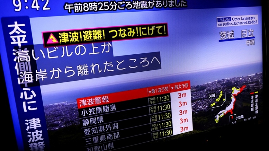 Sóng thần bắt đầu tấn công Nhật Bản