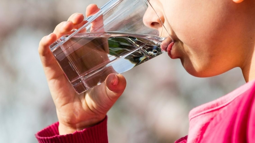 Uống 5 lít nước mỗi ngày vẫn khát, nữ sinh suýt mất mạng vì căn bệnh nguy hiểm