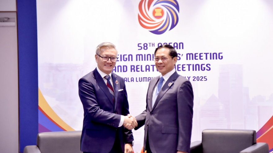 Phó Thủ tướng Bùi Thanh Sơn gặp gỡ bên lề Hội nghị Bộ trưởng Ngoại giao ASEAN