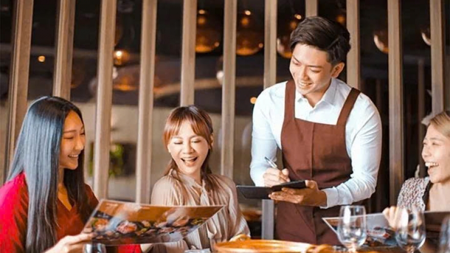 Quán thịt rán tuyển bồi bàn "phải có bằng đại học trở lên" gây tranh cãi