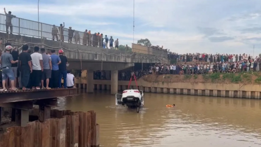 Vụ ô tô lao xuống sông ở Nghệ An: Tìm thấy thi thể bé trai 9 tuổi