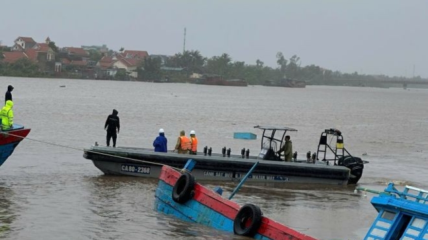 Gió lốc xô tàu cá chở 9 người lật chìm ở Quảng Ninh