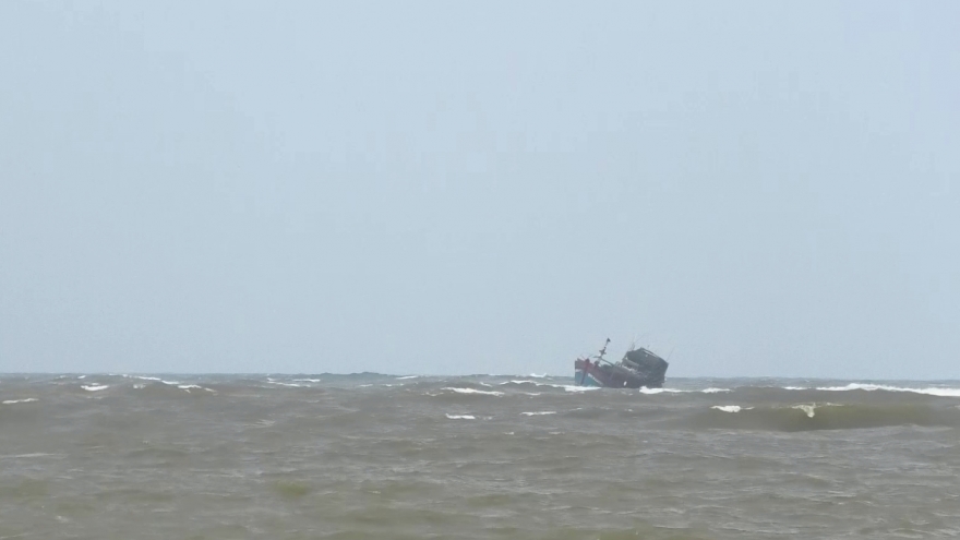 Tàu cá ngư dân Quảng Trị bị chìm, 7 ngư dân được cứu sống