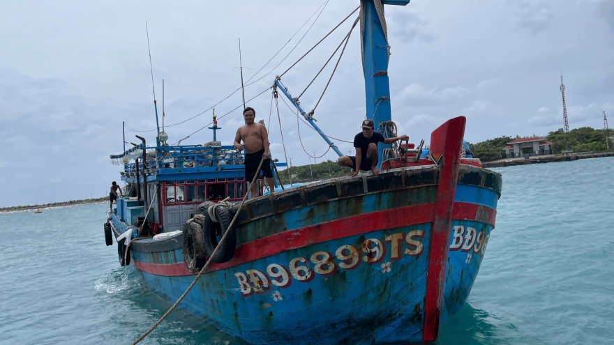 Tàu cá hỏng được cứu kịp thời tại Trường Sa, ngư dân an tâm bám biển