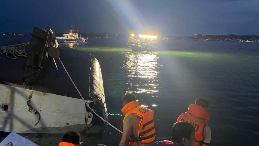 Thủ tướng yêu cầu tìm kiếm, cứu nạn nhanh nhất vụ lật tàu du lịch ở Quảng Ninh