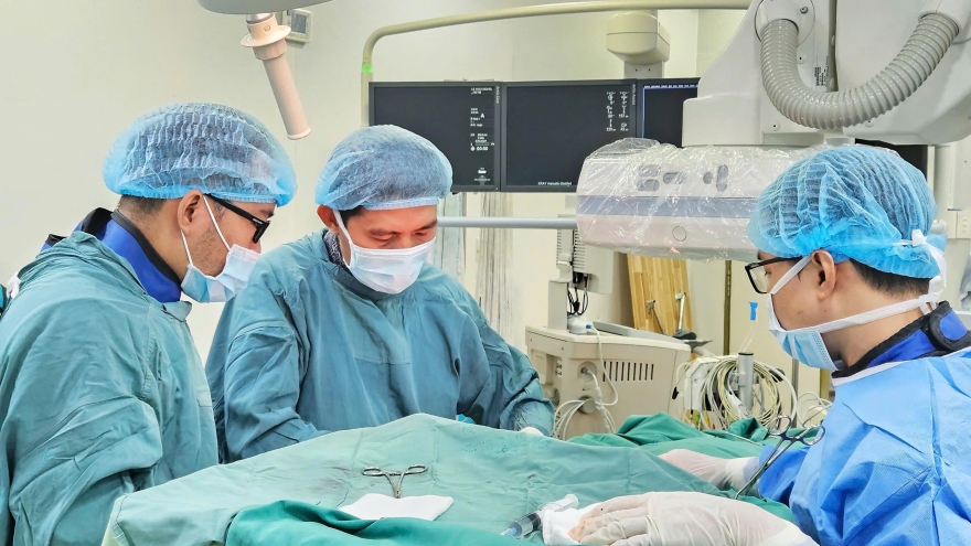 Người đàn ông ngưng tim trong lúc ngủ may mắn thoát chết 2 lần