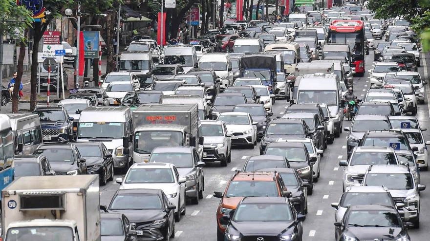 Ngày đầu phân làn cứng đường Võ Chí Công: Ô tô dàn hàng 6, xe máy leo vỉa hè