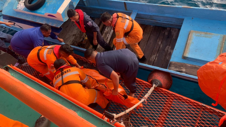 Tàu chở 280 hành khách bốc cháy dữ dội ngoài khơi Indonesia