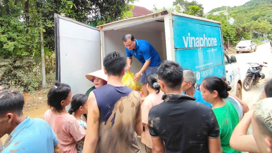 Người VNPT "vượt lũ, giữ sóng" hỗ trợ vận chuyển nhu yếu phẩm cho bà con vùng lũ