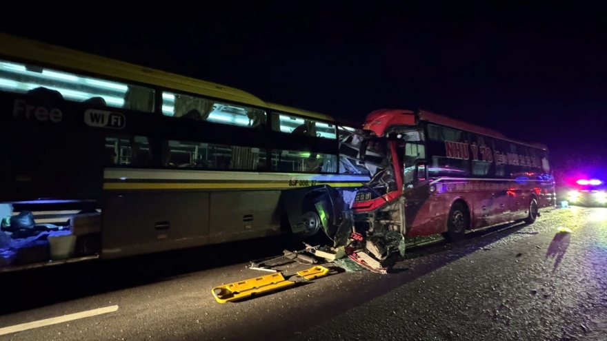 Tạm giữ hình sự tài xế xe khách trong vụ tai nạn trên cao tốc khiến 3 người chết