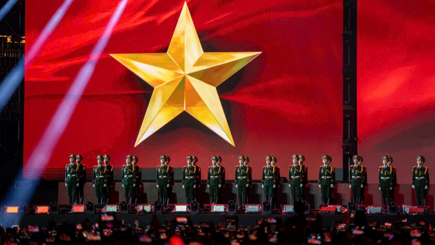 Sân Mỹ Đình bùng nổ cảm xúc với biển người hát vang “Tiến quân ca”
