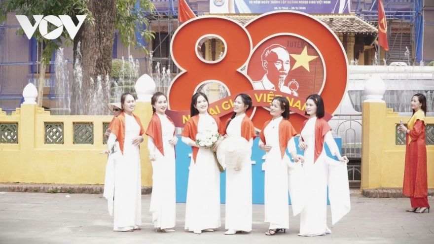 Hà Nội những ngày tháng 8 lịch sử: Người dân hân hoan, du khách ấn tượng